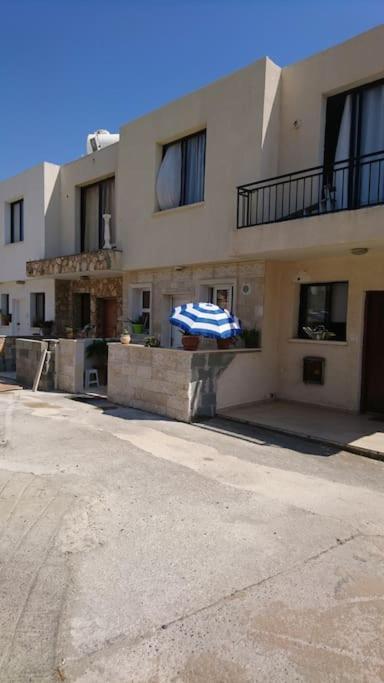 Isabella Court Townhouse Near Venus Beach And Lidl Paphos Eksteriør billede